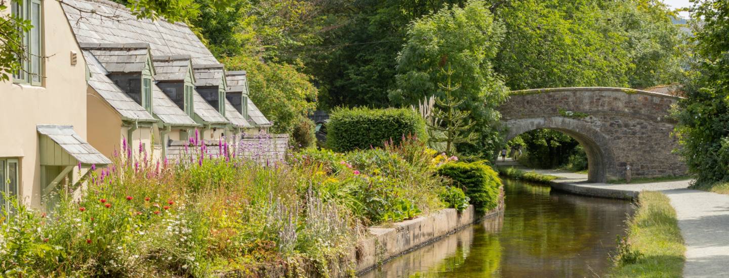 denbighshire llangollen canal welsh cottage